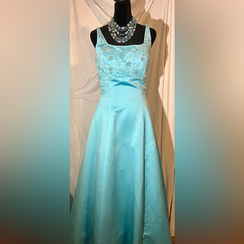 NWT ice blue formal gorgeous dress. Size Small. Lenovia Fashion
